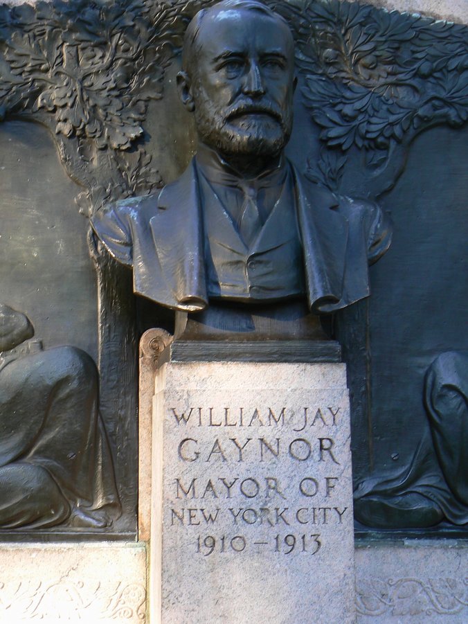 Brooklyn - Centre: Brooklyn Statue W J Gaynor 212